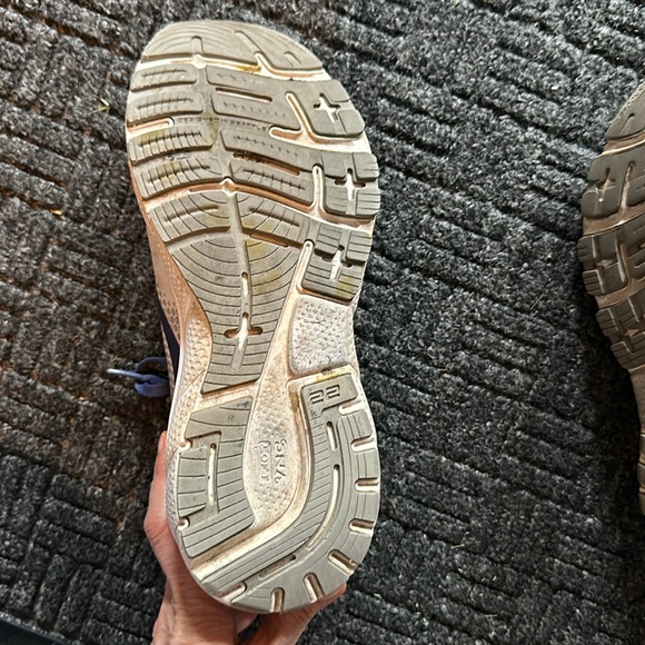 Brooks Adrenaline GTS 22, Narrow 2A - Picture 2 of 8